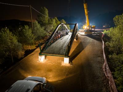 La Conselleria de Medi Ambient instal·la la nova passarel·la sobre la CV-329 per a donar continuïtat a la Via Verda d'Ojos Negros